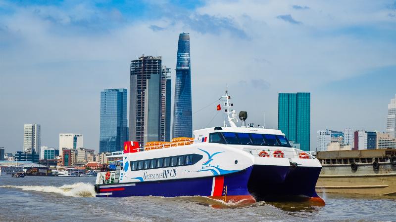 Một khách sạn tầm trung (khoảng 3 sao) tại Bãi Trước Vũng Tàu với mặt tiền sạch sẽ, gần khu vực sầm uất